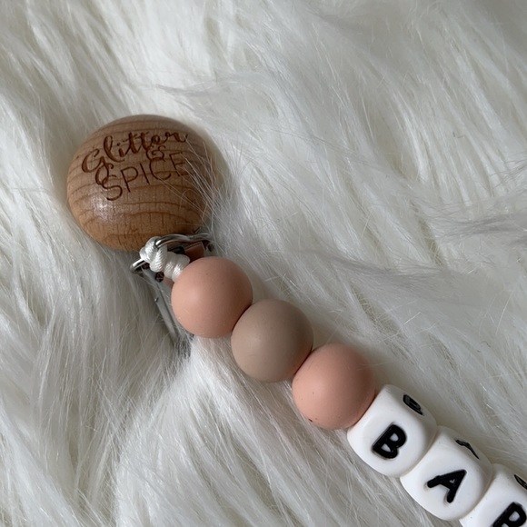 ‘Babe’ pacifier clip never used - Picture 4 of 6